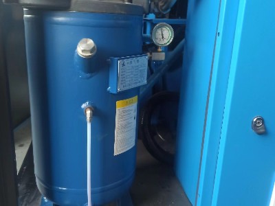 空壓機(jī)保養(yǎng)500小時(shí)首保完成！睿寂行